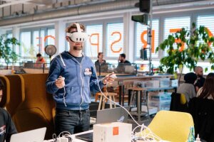 Mit modernsten VR‑Headsets und haptischen Handschuhen entstehen Erlebnisse, die unser Gefühl für virtuelle Welten völlig neu definieren. (c) Maria Koltschin A man in the maker space wearing a virtual reality headset. © Maria Koltschin