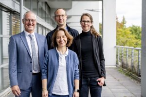 Die Referent*innen des BRAIN DAY 2025. (c) RUB/Marquard The Speakers Prof. Dr. Carsten Theiß, PD Dr. Kalliopi Pitarokoili, Prof. Dr. Andreas Reiner, and Prof. Dr. Helen Blank pose together outside the Veranstaltungszentrum at RUB. © RUB/Marquard