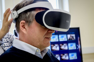 Mittels VR-Brille können die Untersucher ins Gespräch mit den Avataren einsteigen. (c) Roberto Schirdewahn