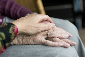  Viele ältere Menschen leiden an Demenz. Ein neues Konzept soll Beeinträchtigungen vorbeugen. (c) Gemeinfrei