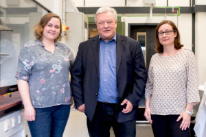  Susanne Wiemann, Andreas Faissner und Jacqueline Reinhard haben auf molekularer Ebene die Augenkrankheit Grüner Star näher untersucht. (c) RUB/Kramer