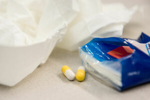 A pack of tissues as well as two pills and a used tissue. © RUB/Marquard