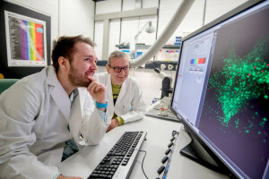  Dennis Eickelbeck (links) und Stefan Herlitze bringen Zellen zum Leuchten – mit der sogenannten Optogenetik. (c) RUB/Marquard