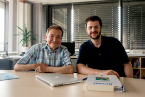  Erhan Genç (rechts) und Onur Güntürkün von der Bochumer Arbeitseinheit Biopsychologie interessieren sich für die Zusammenhänge zwischen Hirnstruktur und kognitiven Fähigkeiten. (c) RUB/Kramer