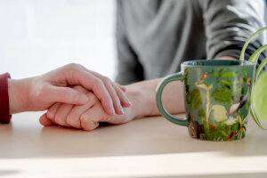 Foto von zwei sich berührenden Händen. Eine Berührung kann – wenn sie beidseits erwünscht ist – seelisch und körperlich gut tun. © RUB/Marquard