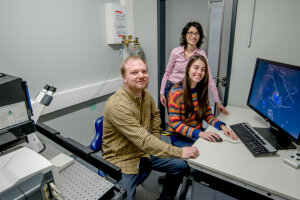  Dr. Verian Bader und Ana Sánchez Vicente sind Teil des Forschungsteams um Prof. Dr. Konstanze Winklhofer (im Hintergrund), das die neue Funktion des Lubac-Systems aufdeckte. (c) RUB/Marquard
