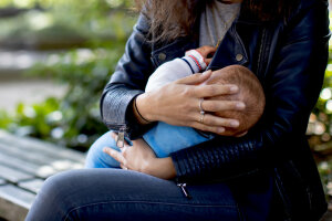 Die meisten Mütter und Väter halten ein Baby lieber auf dem linken Arm. (c) Michael Schwettmann