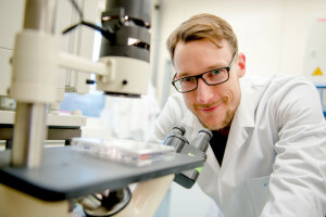  Während seines Forschungsaufenthalts in Kanada suchte der Bochumer Wissenschaftler Simon Faissner mit seinen Kollgen nach neuen Wirkstoffen gegen Multiple Sklerose. (c) RUB/Marquard