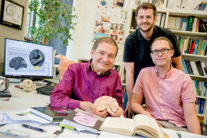  Die Biopsychologen Onur Güntürkün, Erhan Genç und Sebastian Ocklenburg (von links) ergründen die Funktionsweise des Gehirns. (c) RUB/Marquard