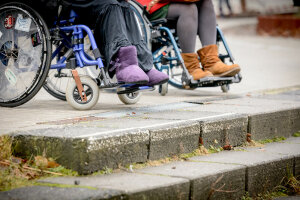Bei Menschen mit progredienter Multipler Sklerose nehmen die Behinderungen im Lauf des Lebens schleichend zu. (c) Roberto Schirdewahn